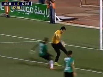 WATCH: Algerian goalkeeper sho...
